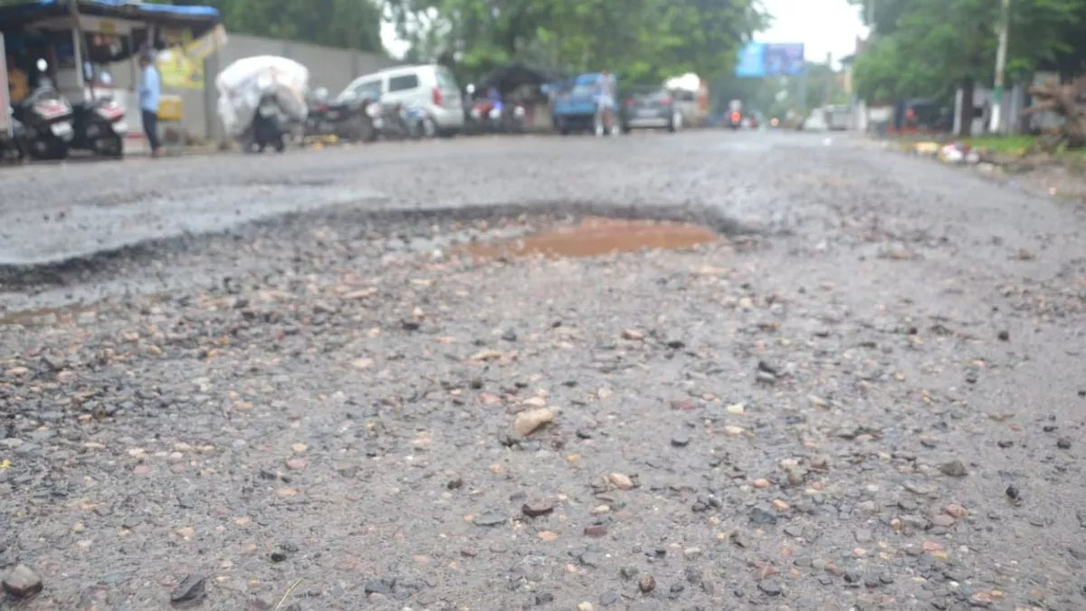 Aligarh Smart City : अलीगढ़ की वीआईपी सड़क में धंस गया ‘विकास’ का ‘पहिया’, पानी में मिल गया 16 करोड़