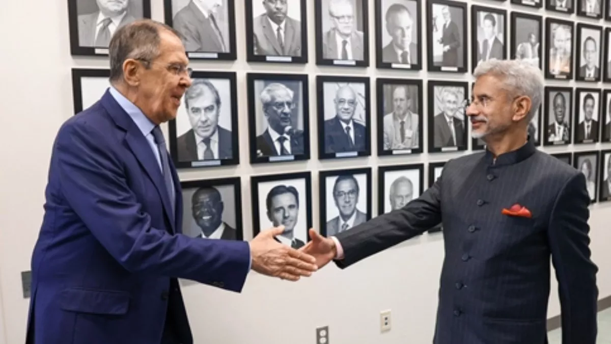 विदेश मंत्री एस जयशंकर ने शनिवार को अपने रूसी समकक्ष सर्गेई लावरोव (Sergey Lavrov) के साथ व्यापक बातचीत की।