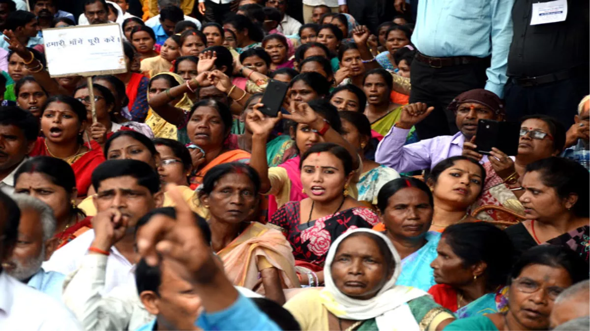 Jharkhand News: झारखंड के हजारों प्रारंभिक शिक्षक आंदोलन पर उतारु हैं।