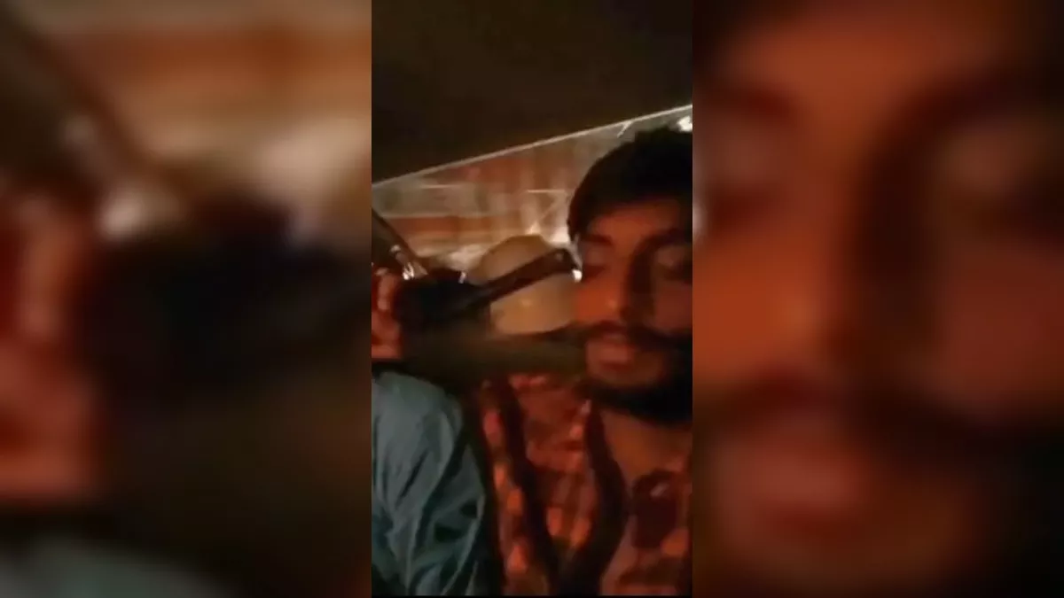 Video : चलती कार में गानों के साथ असलहा लहराते हिस्ट्रीशीटर का वीडियो प्रचलित, आरोपित पर कई मुकदमें है दर्ज