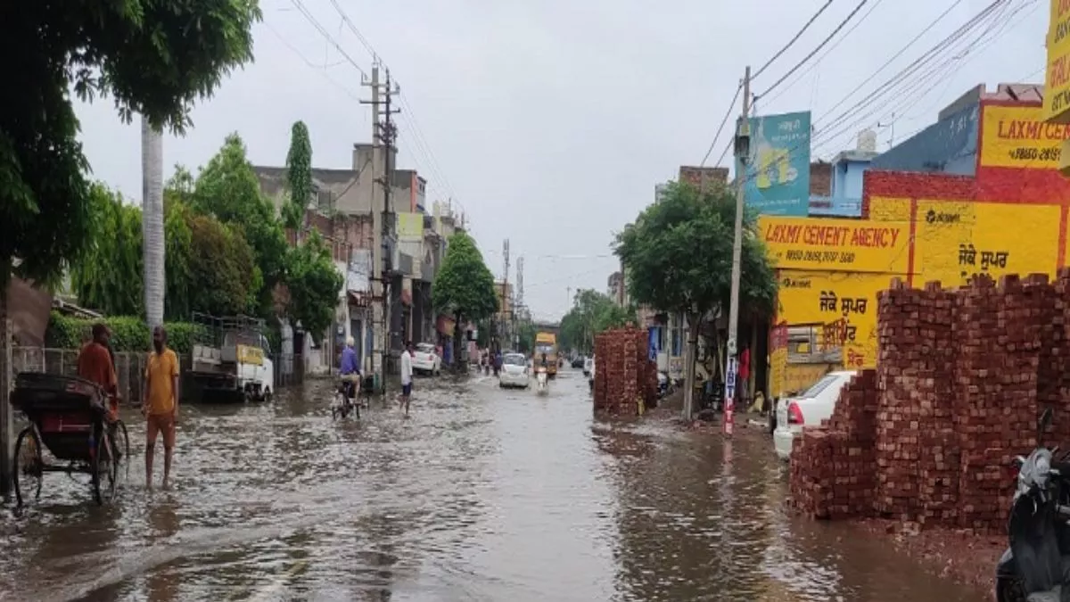 Jalandhar Weather Update : जालंधर में लगातार बारिश से जनजीवन प्रभावित, जलमग्न हुई शहर की सड़कें व गलियां