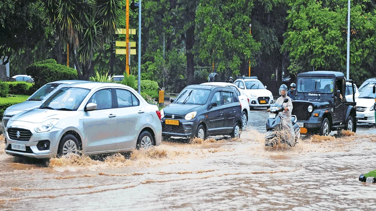 चंडीगढ़ में 24 घंटे में 121mm बारिश: सड़कों पर भरा पानी, 8 डिग्री तापमान लुढ़का, इस मानसून सीजन में 877.5 वर्षा