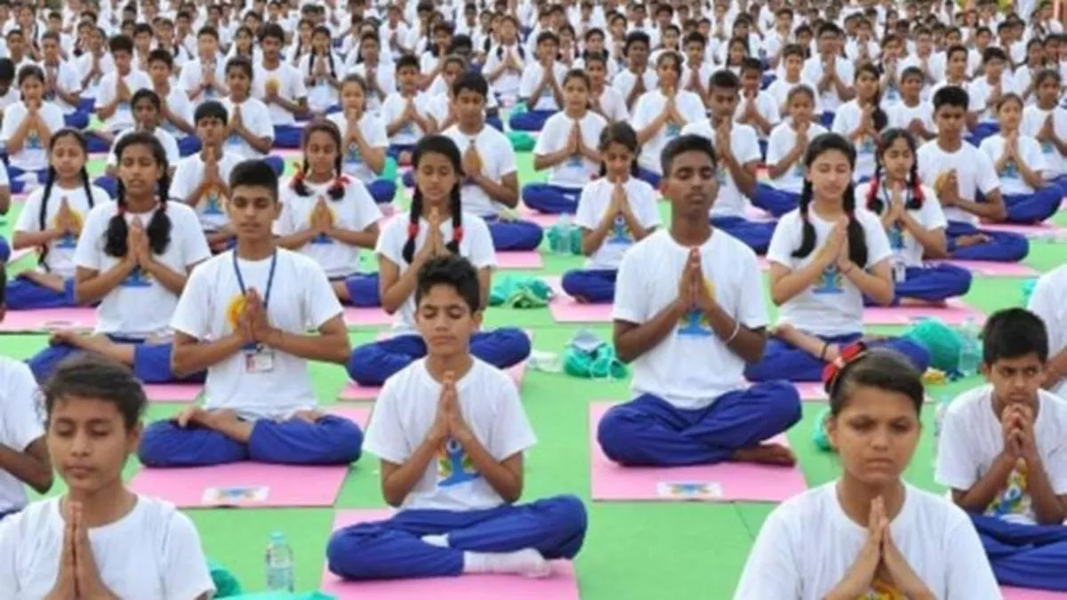 Yoga Compulsory In Schools: योगी सरकार की बड़ी पहल, स्कूलों में अनिवार्य होगा योग; खेल विभाग ने तैयार किया ड्राफ्ट