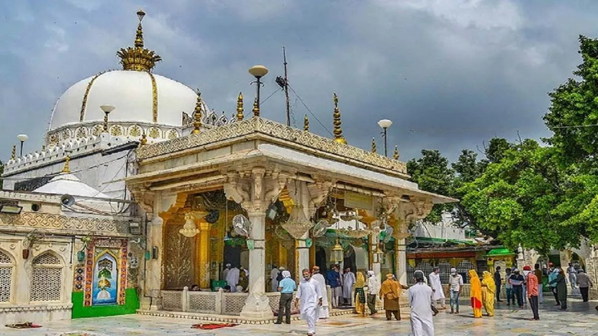 Ajmer: अजमेर शरीफ दरगाह में जायरीन के साथ बदसलूकी, नजराने के पैसे नहीं दिए  तो सिर के बाल व आधी मूंछ काटी - Ajmer News: Misbehavior with the pilgrims  in Ajmer Sharif