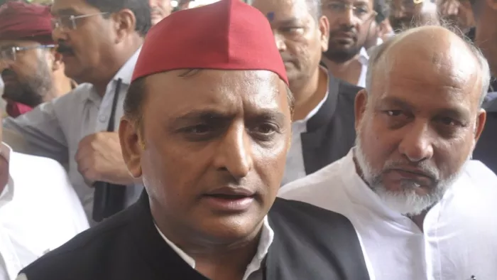 सुल्तानपुर में दिवंगत पूर्व विधायक अबरार अहमद के घर पहुंचने पर पत्रकारों से वार्ता करते अखिलेश यादव।- जागरण