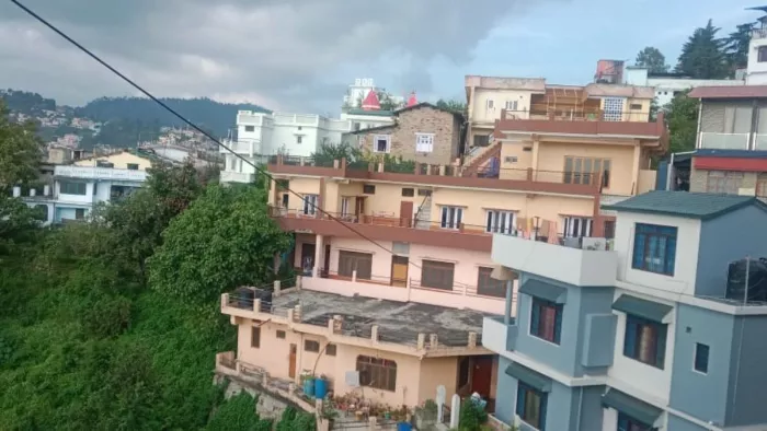 अल्मोड़ा में बन रहे होटल और होमस्टे की आड़ में हो रहे अतिक्रमण पर प्रशासन की नजर
