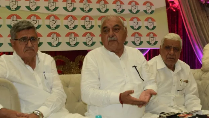 रोहतक में पत्रकारों से बातचीत करते हुए पूर्व मुख्यमंत्री भूपेंद्र सिंह हुड्डा। जागरण