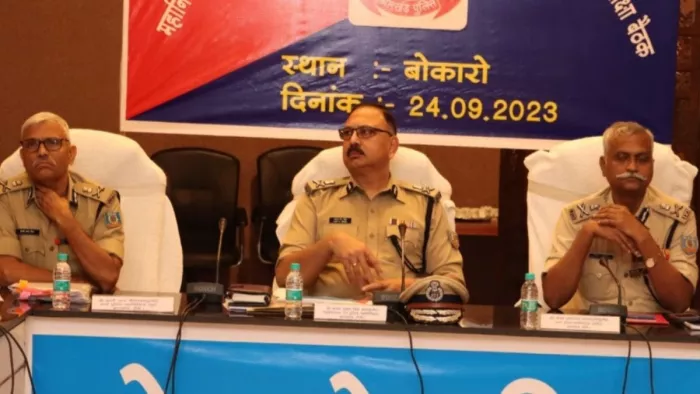 बोकारो निवास में आयोजित बैठक में पुलिस अधिकारियों से जानकारी लेते डीजीपी अजय कुमार सिंह।
