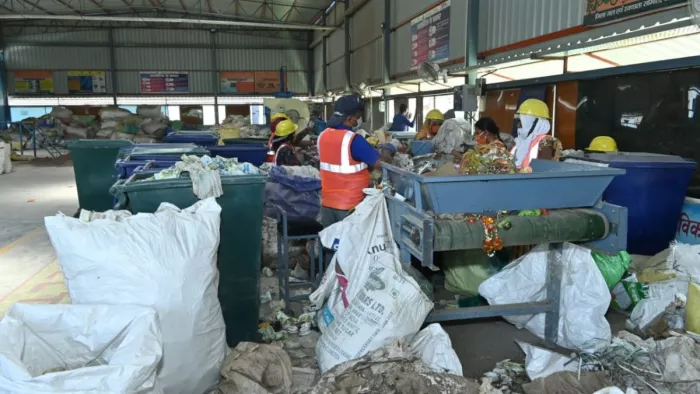 प्लास्टिक रीसाइक्लिंग प्लांट में काम करते कर्मचारी। जागरण