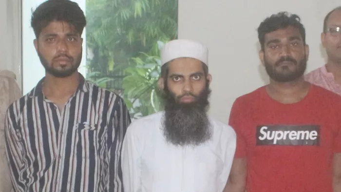 खोड़ा थाना पुलिस द्वारा गिरफ्तार आरोपित दाएं से मुसीर, अब्दुल्ला अहमद उर्फ सौरभ खुराना व राहिल उर्फ राहुल अग्रवाल।