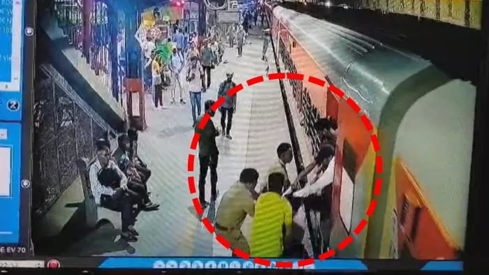 घटना का सीसीटीवी कैमरे में कैद वीडियो इंटरनेट मीडिया पर प्रसारित हुआ है।