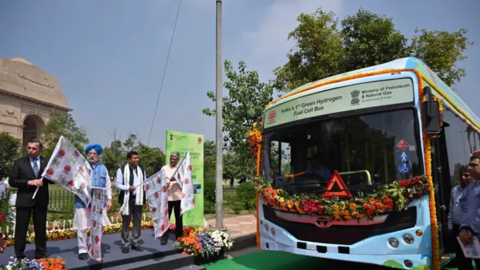 Tata Motors ने IOCL को हाइड्रोजन फ्यूल सेल से चलने वाली 2 बसें डिलीवर की हैं।