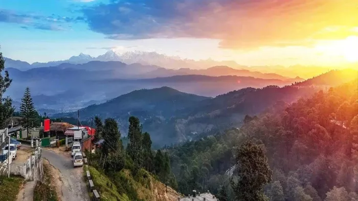 बंगाली पर्यटकों से गुलजार हुई पहाड़ों की रानी कौसानी, होटल हुए बुक