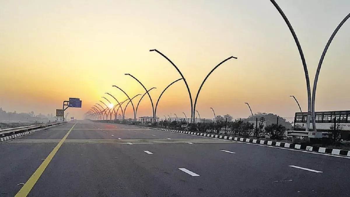 https://www.jagranimages.com/images/newimg/25092023/25_09_2023-lucknow_agra_express_way_23539447.jpg
