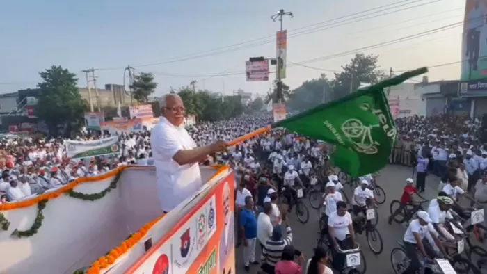 नशा मुक्त हरियाणा साइक्लोथॉन को हरी झंडी दिखाते सीएम मनोहर लाल।