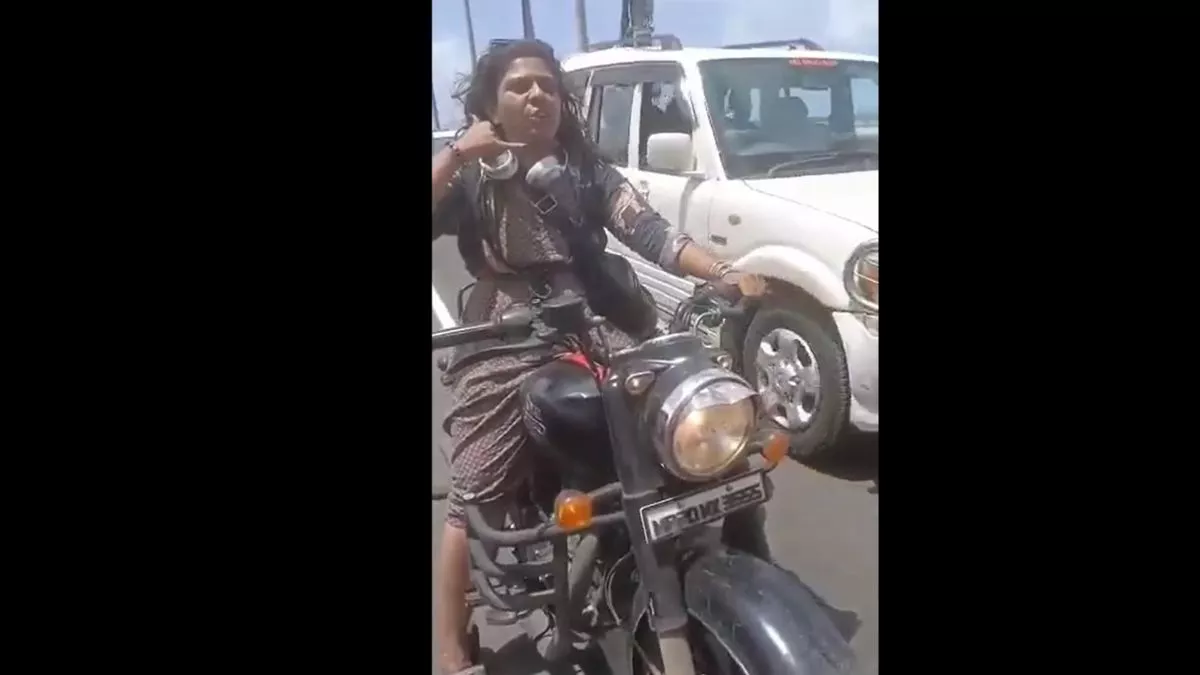 Mumbai Woman Video: 'नरेंद्र मोदी जब फोन करेंगे तभी...' बीच सड़क महिला ने किया बवाल; पुलिसकर्मी से की बदतमीजी