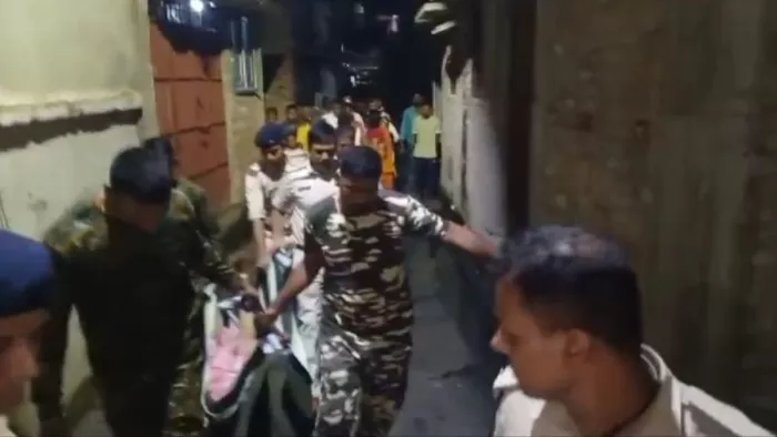 घर का दरवाजा तोड़कर शव को पोस्टमार्टम के लिए ले जाती पुलिस। (जागरण फोटो)