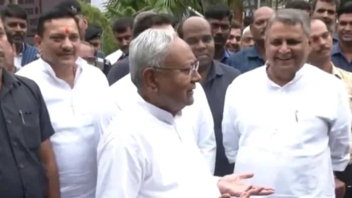 एनडीए गठबंधन में वापसी की अटकलों से जुड़े एक सवाल जवाब देते हुए बिहार के सीएम नीतीश कुमार।