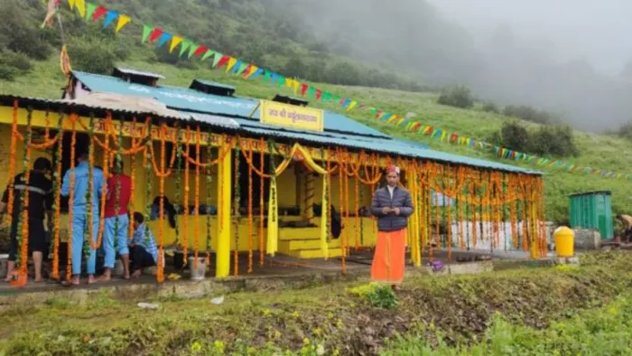 शीतकाल के लिए बंद हुए फ्यूंलानारायण मंदिर के कपाट