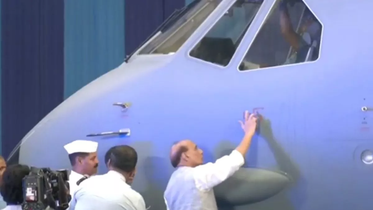 Bharat Drone Shakti 2023 LIVE: भारतीय वायु सेना को सौंपा गया C-295 विमान, रक्षा मंत्री राजनाथ सिंह ने बनाया स्वास्तिक; देखें VIDEO