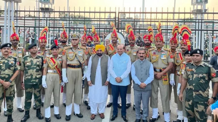 मुख्यमंत्री सुखविंदर सिंह सुक्खू ने पंजाब के मुख्यमंत्री भगवंत मान के साथ बीटिंग द रिट्रीट सेरेमनी का अवलोकन किया।