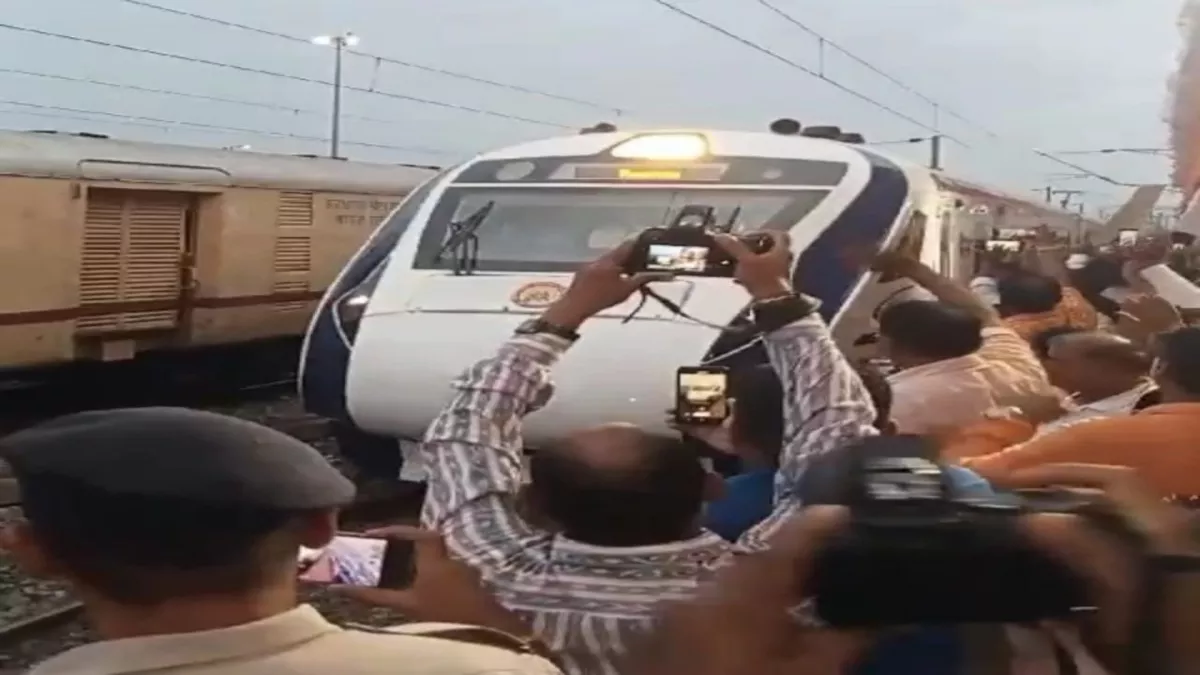 राउरकेला जाने के लिए निकली Vande Bharat Express का लोगों ने गाजे बाजे के साथ किया स्वागत, बताया देश का गौरव