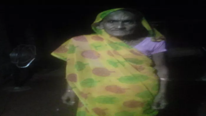 रंगे हाथ रिश्वत लेते पकड़ी गई महिला लेखपाल, दबाव में छोड़ा