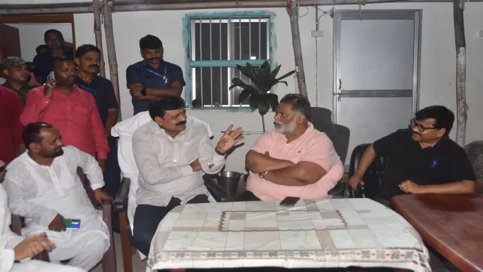 सांसद पप्पू यादव से बात करते मंत्री जमा खान, पूर्व केंद्रीय मंत्री देवेंद्र प्रसाद याव व मौजूद अन्य। जागरण