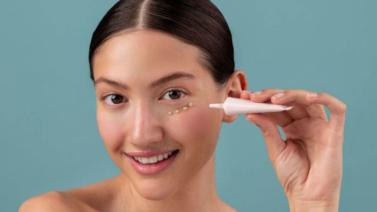 ये Under Eye Cream डार्क सर्कल की कर देंगे 'खटिया खड़ी'! हफ्तेभर में लौट आएगी चेहरे की रौनक
