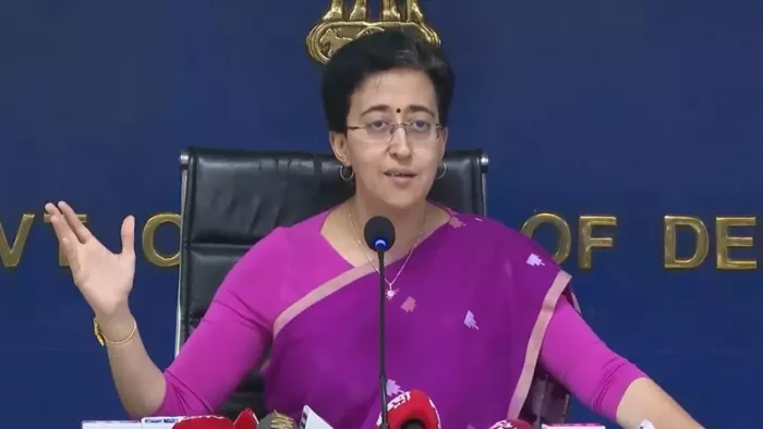 आतिशी ने कहा दिल्ली सरकार और अफसर मिलकर यह सुनिश्चित करेंगे कि हर जरूरतमंद तक सुविधाएं पहुंचें।
