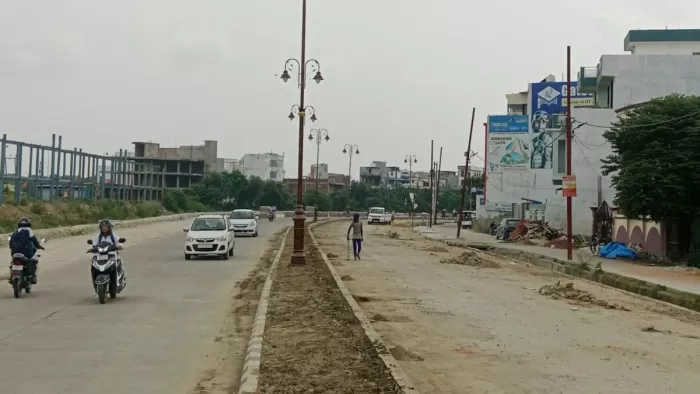 नौकायन-देवरिया बाईपास फोरलेन पर डिवाइडर और आर्नामेंटल लाइटें लगाने का चल रहा है काम। जागरण