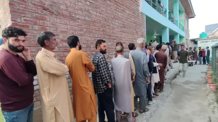 रियासी जिले में लोगों ने बढ़-चढ़कर वोट डाले।