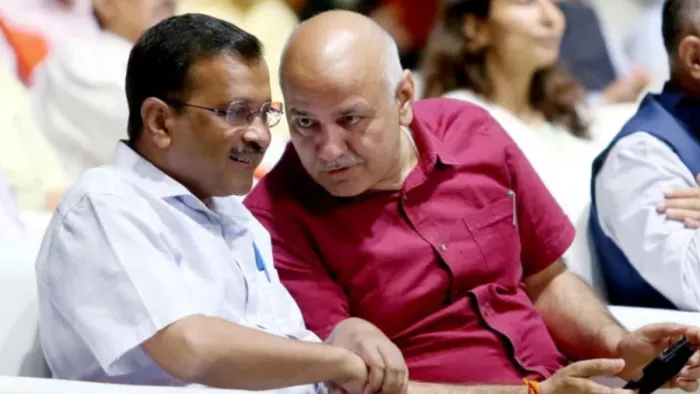 आम आदमी पार्टी के राष्ट्रीय संयोजक अरविंद केजरीवाल और आप नेता मनीष सिसोदिया। (फाइल फोटो)