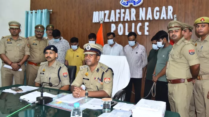 मुजफ्फरनगर पुलिस लाइन में पकडे गये आरोपितों के बारे में जानकारी देते एसएसपी अभिषेक सिंह। जागरण