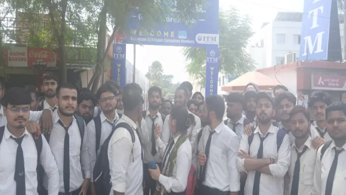आईटीएम कॉलेज के चार मंजिली इमारत से शीशा गिरने पर प्रदर्शन करते छात्र।
