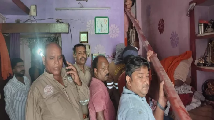 सजन साउंड की दुकान में लगी आग को बुझाने के बाद पाइप निकालते फायर कर्मी।