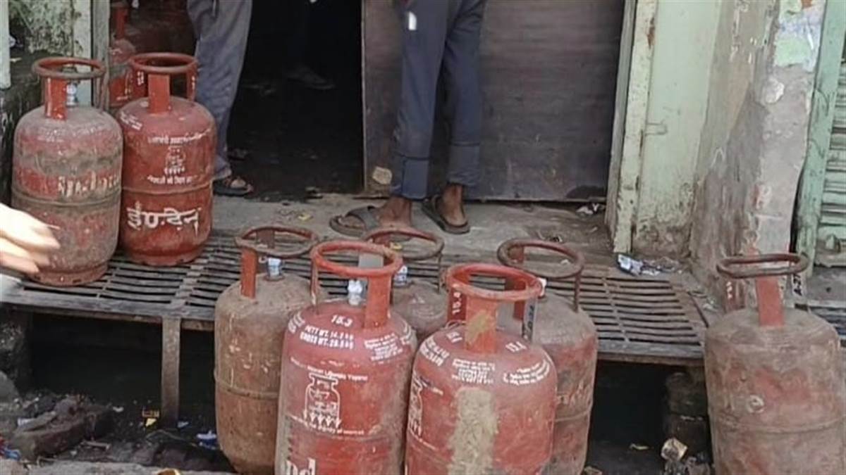 illegal gas cylinder business busted in muzaffarnagar 40 cylinders seized