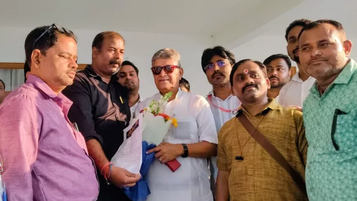 ड्रोन उड़ाने की अनुमति दिलाने के लिए विधायक को सौंपा ज्ञापन।