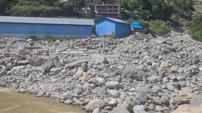 जिला कुल्लू के सैंज में पनविद्युत प्रोजेक्ट के भवन के पास जमा हुआ मलबा। जागरण