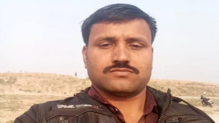 एजेंसी का खराब था जनरेटर, गूगल पर सर्च कर कंपनी की कर रहे थे तलाश।
