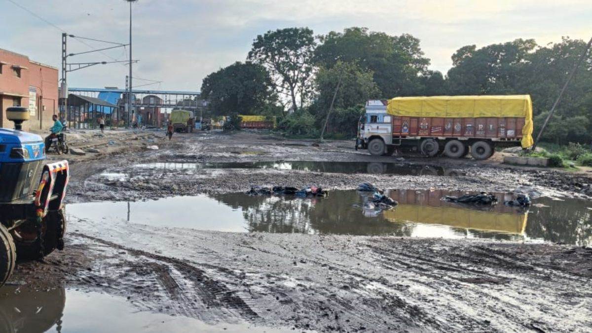 https://www.jagranimages.com/images/newimg/25092025/25_09_2025-railway_godown_road_24059668.jpg