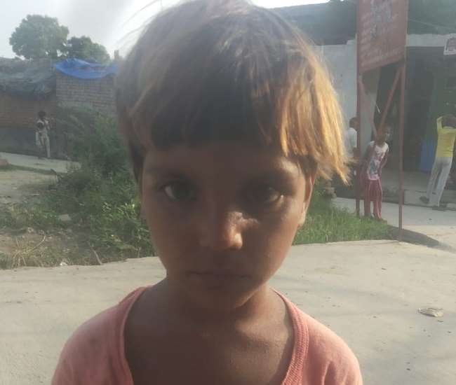 थाना गांधीपार्क क्षेत्र के गिरधरपुर गड़ियावली में नाले में डूबी छह वर्षीय देवकी ।