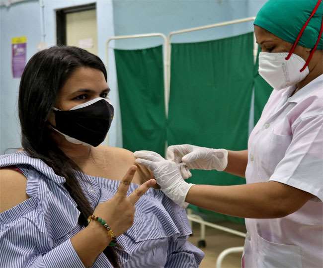 कोरोना संक्रमण से पूरी सुरक्षा तभी मिलेगी जब कोविड रोधी वैक्सीन की दोनों डोज लगी होगी। फाइल