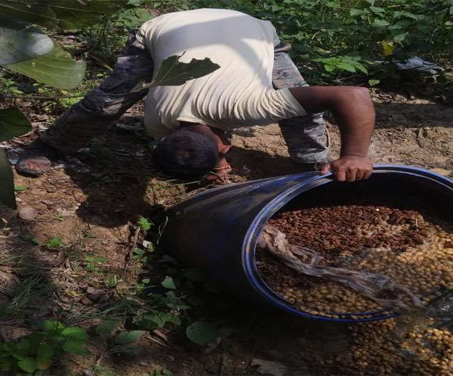 Hazaribagh Police, Jharkhand News पुलिस ने बताया कि भारी मात्रा में शराब बनाने की सामग्री बरामद की गई है।