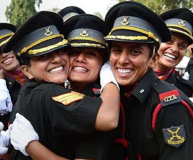 लंबे समय से चली आ रही प्रणाली के अंतर्गत महिलाएं केवल 14 वर्ष तक ही सेवा में रह सकती थीं