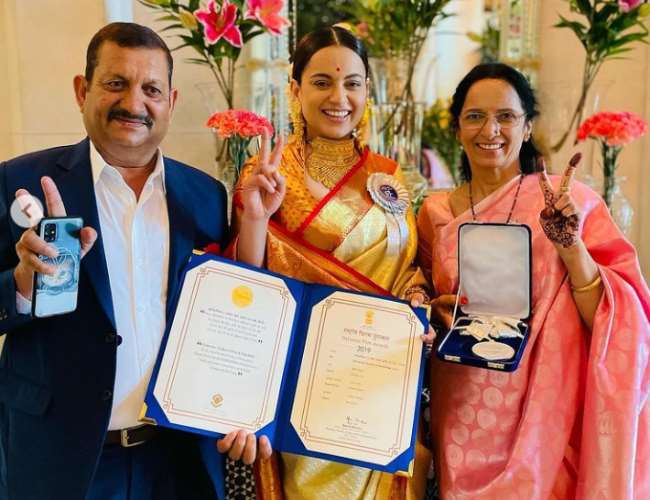 Kangana Ranaut with her parents and national award. Photo- Instagram