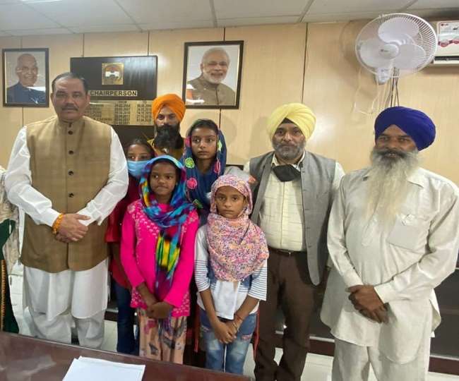 सिंघु बार्डर मर्डर केस: राष्ट्रीय अनुसूचित जाति आयोग से मिला लखबीर सिंह का  परिवार, न्याय की मांग