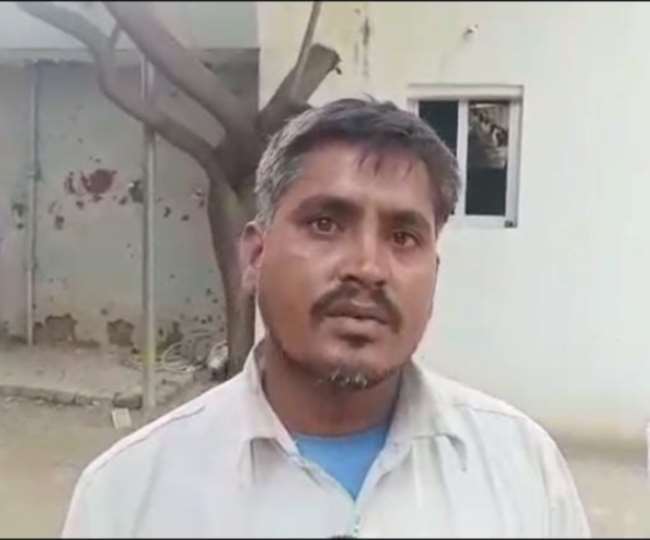 साढ़े तीन करोड़ का नोटिस मिलने के बाद थाने में शिकायत दर्ज कराने पहुंचा रिक्शा चालक।