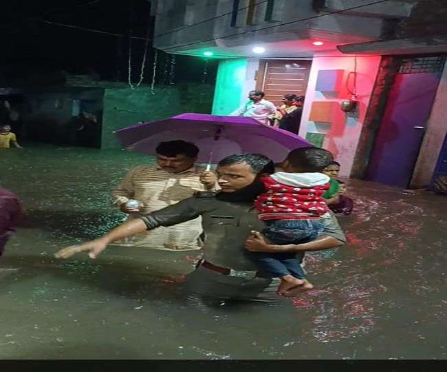अनिल जोशी स्थानीय युवाओं के साथ रस्सी के सहारे पहुंचे और मासूम बच्चों और उनके स्वजनों का रेस्क्यू किया।