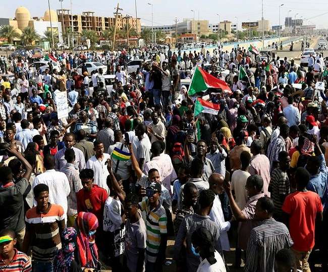 सूडान के असैन्य और सैन्य नेताओं के बीच हफ्तों से तनाव चल रहा है।
